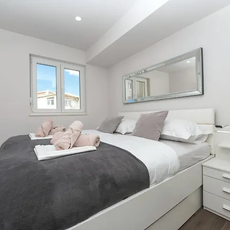 Luxury Purple Summer Sea View Apartment