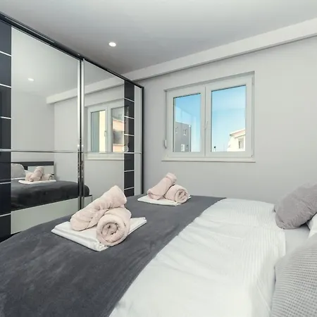 Luxury Purple Summer Sea View Apartment *